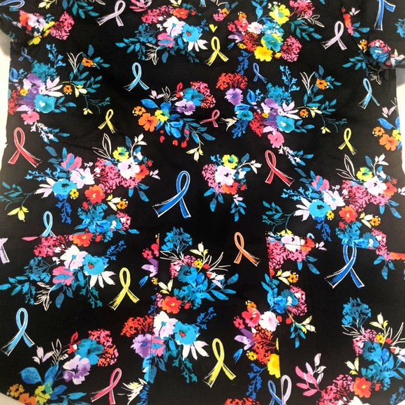Cherokee Medical Uniforms Hopeful Bouquets Scrub Top - Picture 2 of 6